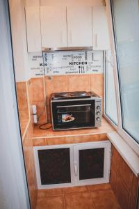 un horno tostador en la parte superior de una barra de cocina en 3 Rooms, Loft Apartment, Located RIGHT in CENTER!!! en Razgrad