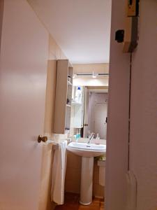 Bilik mandi di BAQUEIRA ESTUDIO LOFT a PIE DE PISTA +20 gambar