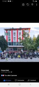 Una imagen de un edificio con gente delante de él. en Hotel Piazza, en Peshkopi
