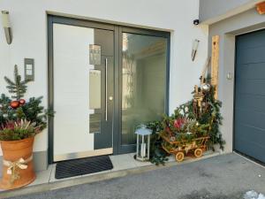 uma porta da frente de uma casa com decorações de Natal em Apartment ZIRMWEBER-Haus em Sankt Johann im Pongau