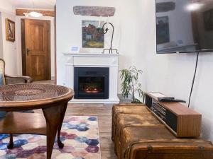 sala de estar con mesa y chimenea en Living-in-History: Meister Carl Apartment, en Dudeldorf