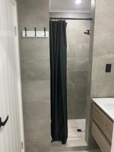 una ducha con cortina de ducha en un baño en Kalbarri Reef Villa 3, en Kalbarri 13 fotos más