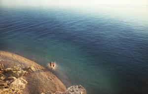 een luchtbeeld van een waterlichaam bij Sun Gardens Dubrovnik in Dubrovnik