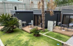 Kurahashiハコハク的房屋设有1个带椅子和桌子的甲板