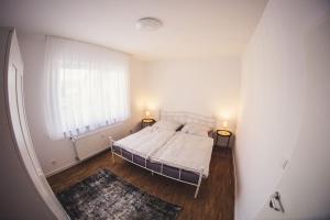 1 dormitorio con 1 cama, 2 lámparas y ventana en Wunderschöne neue 3,5 Zimmerwohnung Nähe Kassel bis 4 Erwachsene 3 Kinder en Fuldatal