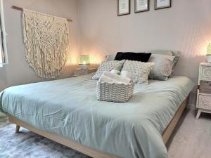 - une chambre avec un lit doté de draps et d'oreillers bleus dans l'établissement Le Tisseur de Rêves - Parking gratuit - Clim - Netflix, à Albi