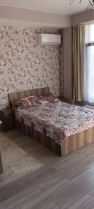 Tempat tidur dalam kamar di Mary's Cozy & Lovely studio on very quiet Khosharauli street
