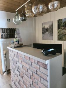 een keuken met een bakstenen aanrecht met een telefoon erop bij Pension Waldschloß in Holzminden