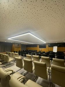 uma sala de conferências com cadeiras e um tecto em Black Diamond Hotel em Tirana