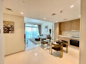 A cozinha ou cozinha compacta de Dar Vacation - Best Magnificent Front Palm View 2BR Apartment