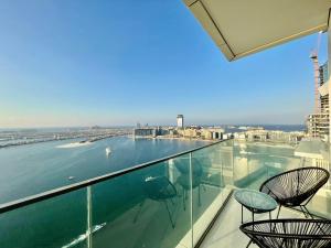 A piscina localizada em Dar Vacation - Best Magnificent Front Palm View 2BR Apartment ou nos arredores