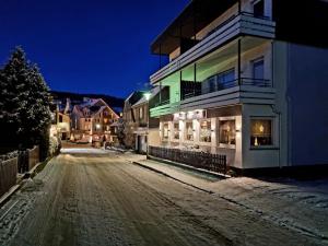 una calle vacía en una ciudad por la noche en Sevda's Hotel Garni Weinforth en Willingen