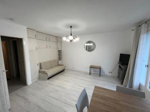 sala de estar con sofá y mesa en Naïades 2 en La Baule