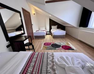 Habitación de hotel con 2 camas y espejo en Mia's Favorite Hotel, en Mavrovo