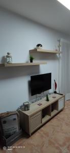 sala de estar con TV de pantalla plana sobre una mesa en Casa Carla vute-22-056, en Valdelinares