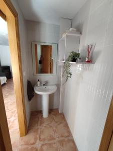 y baño con lavabo y espejo. en Casa Carla vute-22-056, en Valdelinares