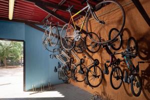 un grupo de bicicletas colgando de una pared en La Quiete Park Hotel en Manerba del Garda