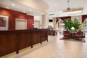 a lobby with a bar and a dining area at Baymont by Wyndham Warrenton in Warrenton