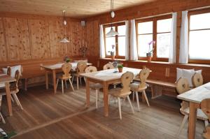 Reštaurácia alebo iné gastronomické zariadenie v ubytovaní Haus Rose