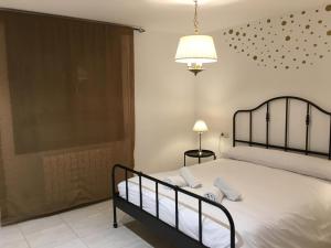 um quarto com uma cama e uma grande janela em Apartamento Avenida em Aínsa