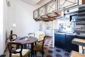 ローマにあるSunny Apartment Navona Squareのキッチン(テーブル付)、ダイニングルーム