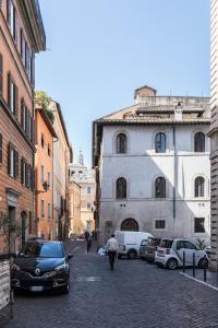 ローマにあるSunny Apartment Navona Squareの石畳の道路駐車道