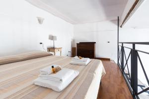 ローマにあるSunny Apartment Navona Squareのベッドルーム1室(タオル付)