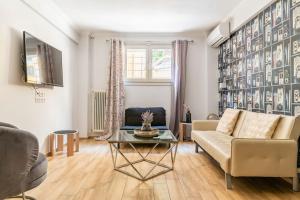 uma sala de estar com um sofá e uma mesa em Amazing new Elegant Apt in the shadow of Acropolis (and Netflix) em Atenas