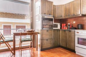 Η κουζίνα ή μικρή κουζίνα στο Unique Spacious new 3BDR apt in Mouson/Filopappou