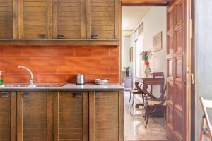 Η κουζίνα ή μικρή κουζίνα στο Unique Spacious new 3BDR apt in Mouson/Filopappou