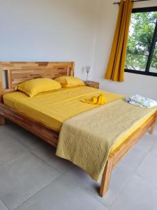 Un dormitorio con una cama con bananas. en MoonLight, en Pointe aux Piments
