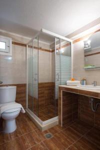 Et badeværelse på Georgia's Apartments, Ipsos Corfu