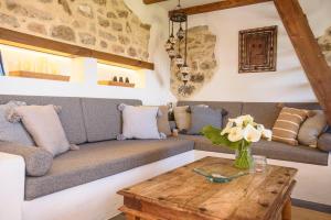 A seating area at Cortijo las Cabrerizas