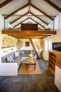 ein Wohnzimmer mit einem Sofa und einem Tisch in der Unterkunft Cortijo las Cabrerizas in Facinas