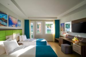 een hotelkamer met 2 bedden en een flatscreen-tv bij Maritim Jolie Ville Resort & Casino in Sharm El Sheikh