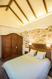 A bed or beds in a room at Cortijo las Cabrerizas