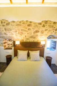 A bed or beds in a room at Cortijo las Cabrerizas