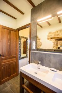 A bathroom at Cortijo las Cabrerizas