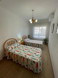 een slaapkamer met 2 bedden en een raam bij DARISOL in Santa Pola