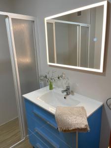 een badkamer met een wastafel en een spiegel bij DARISOL in Santa Pola