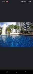 Bazén v ubytovaní High class condominium 3rm Bukit Indah Johor pool gym alebo v jeho blízkosti