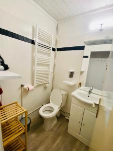 un bagno con un water e un lavandino di Apt 204, Vue Mer, Accès plage Trestraou, Perros-Guirec a Perros-Guirec