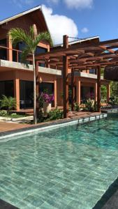 una piscina frente a una villa en Barong EcoVilla en Barra Grande