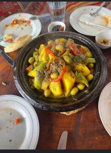 einen Tisch mit einer Schale Lebensmittel mit Gemüse darauf in der Unterkunft Maison Ait Mizane in Imlil