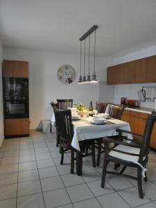 a kitchen and dining room with a table and chairs at Ferienwohnung im Herzen Neuwied - Heddesdorf in Neuwied