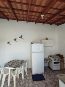 Кухня или мини-кухня в Casa de praia Cantinho dos pássaros
