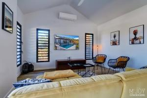 Ruang duduk di Villa Azur Saint-Gilles - La Réunion - Seaview, Pool, Beach & BBQ!