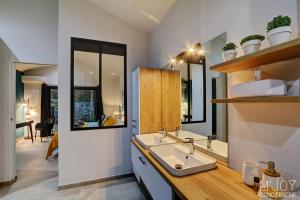 Bilik mandi di Villa Azur Saint-Gilles - La Réunion - Seaview, Pool, Beach & BBQ!