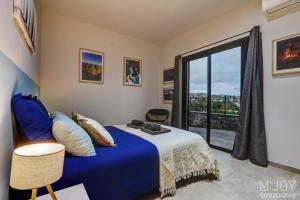 Katil atau katil-katil dalam bilik di Villa Azur Saint-Gilles - La Réunion - Seaview, Pool, Beach & BBQ!