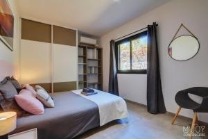 Katil atau katil-katil dalam bilik di Villa Azur Saint-Gilles - La Réunion - Seaview, Pool, Beach & BBQ!